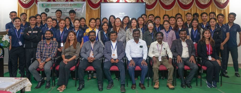 Students from the Department of Botany and the Research Forum at SJU with the faculty, guest speaker.